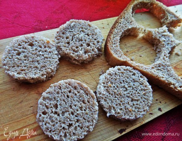 Из хлеба вырезать рюмкой кружочки. Это будет основание ёлочек!