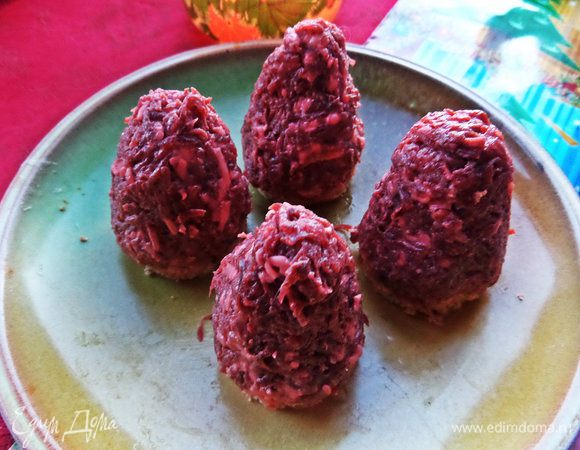 Смачиваем пальцы в растительном масле и лепим конусы на каждый кружочек.