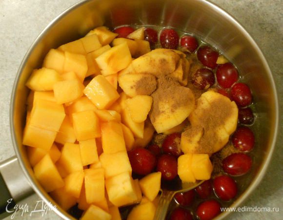 Начать приготовление блюда рекомендую с чатни, т.к. за время запекания утки он дойдёт до нужной кондиции.

С апельсина снять цедру и выжать сок. Хурму почистить и нарезать кубиками. 
Все ингредиенты для чатни поместить в сотейник