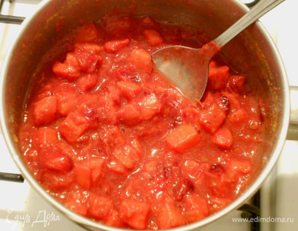 Готовить на среднем огне 25-30 минут, часто помешивая, затем снять с огня и накрыть крышкой.



