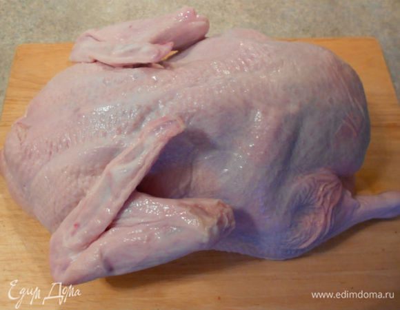 Крылья завернуть на спинку. Вилкой часто проколоть кожу со всех сторон. Приправить солью и перцем.