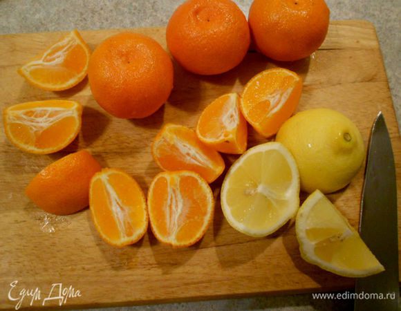  Мандарины и лимоны нарезать четвертинками. 