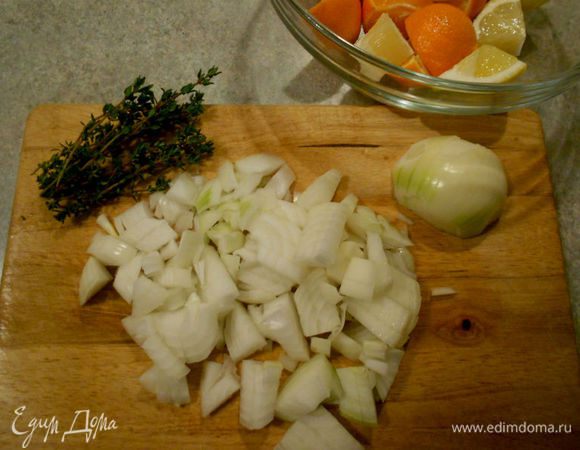 Лук мелко порубить. Сложить всё в миску, добавить тимьян и этой смесью начинить утку.

Ножки связать вместе кулинарным шпагатом.