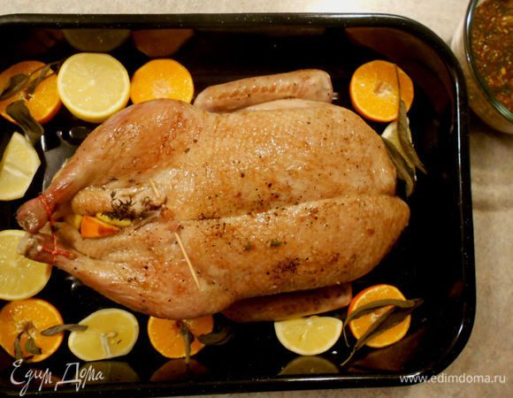 Полученной смесью обильно смазать утку и повторять смазывание каждые 15 минут. Запекать 1,5 часа. Надрежьте бедро сбоку и посмотрите какого цвета мясо и вытекающий сок. Он должен быть без крови и прозрачный. Хочу посоветовать регулировать температуру индивидуально от 160 до 190*С в зависимости от вашей духовки и состояния шкурки утки. Она не должна обуглиться! Затем добавить температуру до 220*С и запекать, точнее поджаривать корочку 10 минут. 

Скажу по секрету: мне очень хотелось, чтобы утка была румяная со вех сторон, поэтому я её после второго смазывания перевернула спинкой вверх, а ещё через 2 смазывания вернула в исходное положение. Будьте осторожны, не обожгитесь и не поломайте эту красоту!!! :-)
