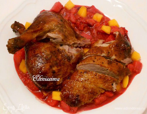 Если вам удобнее подавать разделанную утку, то выкладывайте порционные куски поверх чатни. 

Приятного аппетита! С наступающим Рождеством всех православных!