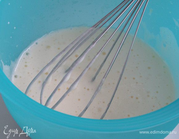 Одно яйцо и один желток взбить с сахаром добела.