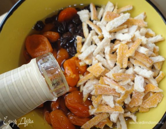 Сухофрукты и цукаты заливаем коньяком и оставляем настаиваться на сутки.