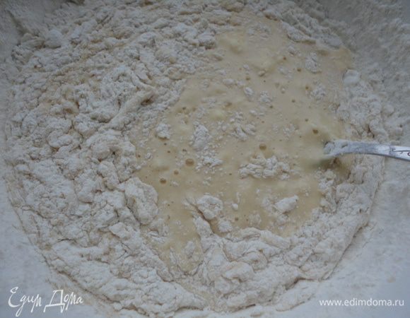 Дрожжи растворяем в теплом молоке, добавляем 1 ст.л. сахара и 3 ст.л. муки. Ставим опару в теплое место для подъема. Когда опара поднимется взбиваем яйца венчиком и добавляем в опару.