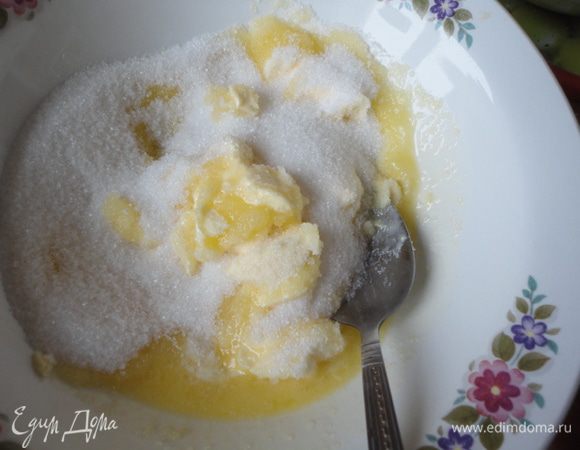 Масло нагреть до мягкости (не до жидкого состояния, должно быть как густая сметана) и растереть с сахаром.