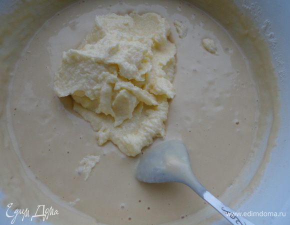 Добавляем масло в опару и хорошо перемешиваем.