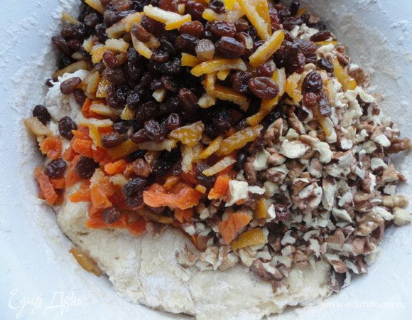 Орехи порубить, сухофрукты откинуть на сито и дать стечь всей жидкости. Курагу нарезать соломкой. 
Добавить к тесту оставшуюся муку и замешать мягкое тесто. Добавить смесь орехов, сухофруктов и специй и хорошо вымешать тесто.