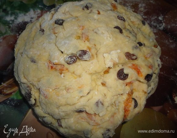 Оставить тесто для подъема в теплом месте без сквозняков. 
Тесто довольно тяжелое и поднимается долго (в моем случае это заняло около 3 часов).