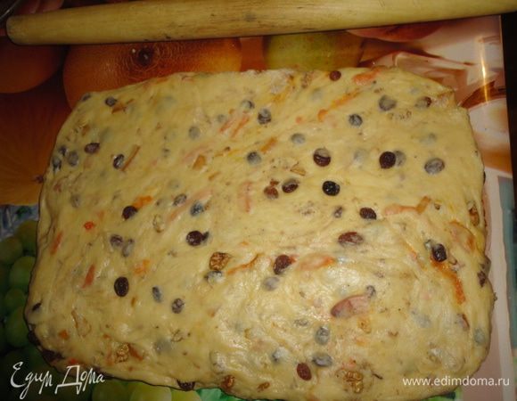 Когда тесто хорошо поднимется немного обминаем его и раскатываем в прямоугольный пласт.