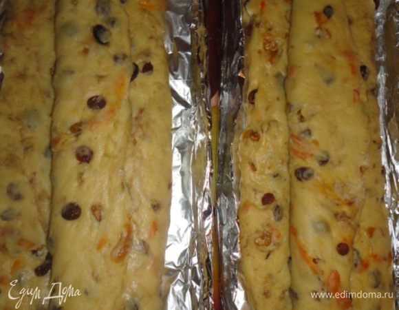 Складываем тесто внахлест и укладываем в формы или просто на противень. Оставляем на 30 минут минимум, чтобы тесто немного подошло. 
Духовку разогреваем на 180 гр и отправляем наши штоллены на 40-50 мин.