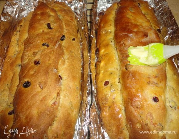 Готовые штоллены смазываем растопленным сливочным маслом.