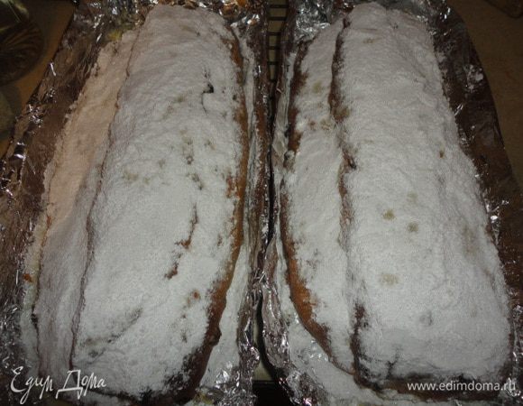 Посыпаем обильно сахарной пудрой.