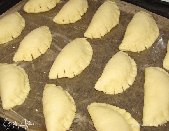 Выложить булочки на противень, выстланный промасленной пекарской бумагой. Накрыть полотенцем, оставить минут на 20. Запекать в духовке при 200 град 15 минут, или до зарумянивания.