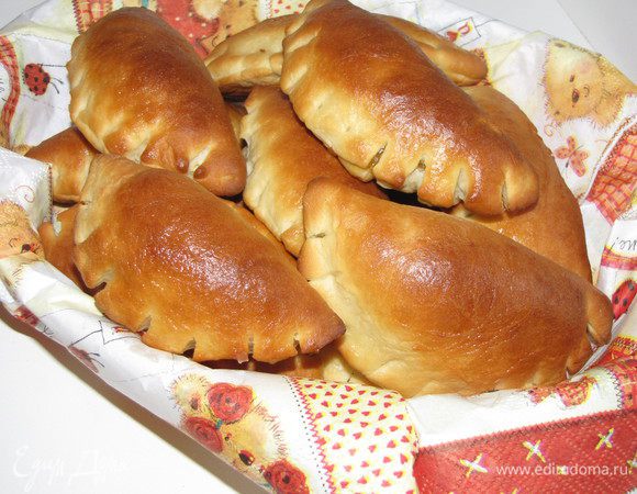 Горячие  булочки смазать растительным или сливочным маслом.