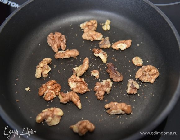 Отварить куриную грудку и яйца. Орехи подсушить на разогретой сковороде без масла.