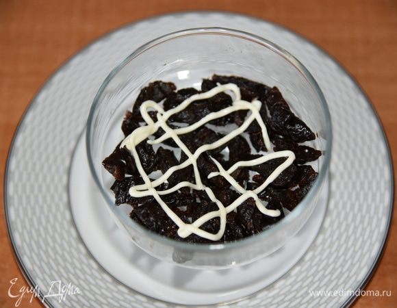 Собираем салат. На каждый слой наносить тоненькую сеточку из майонеза. Можно у маленького пакетика майонеза отрезать уголок и поливать через него. Слои (последовательность): чернослив, майонез, курица, майонез, корейская морковь, рубленые орехи, майонез, сыр, майонез, яйца.