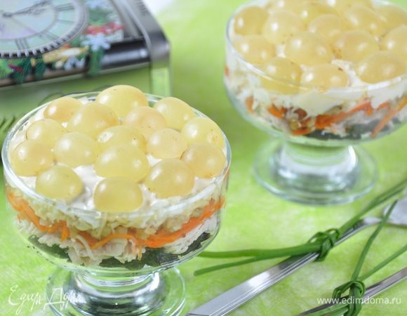 Полностью промазываем верх майонезом и украшаем половинками винограда. Угощайтесь!