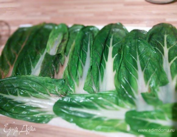 Листья мангольда обсушите и разложите на бумажных полотенцах слегка внахлёст. 