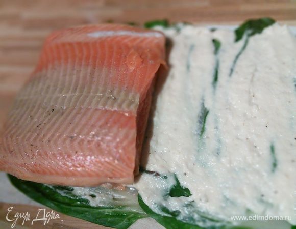 На мангольд намажьте слой белого фарша, разровняйте лопаточкой или широким ножом. Выложите филе форели один на другое спинкой к животику. 
