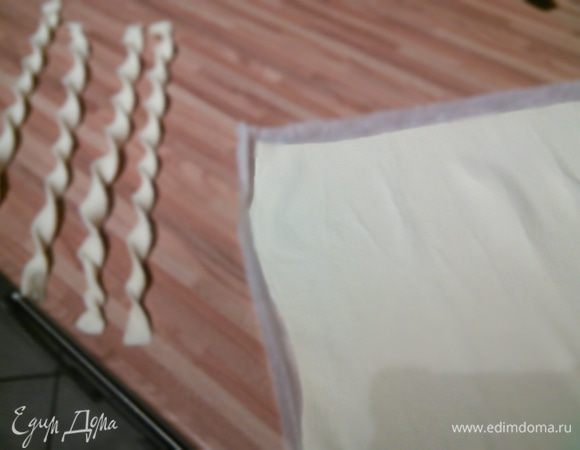 Слоеное тесто мне пришлось маленько раскатать, предварительно отрезав несколько полосочек для украшения. Смотрите по величине вашего рулета. Украшение,  к сожалению,  не мой конёк, поэтому  я просто скрутила полосочки в спиральки. Разогрейте духовку до 200°.