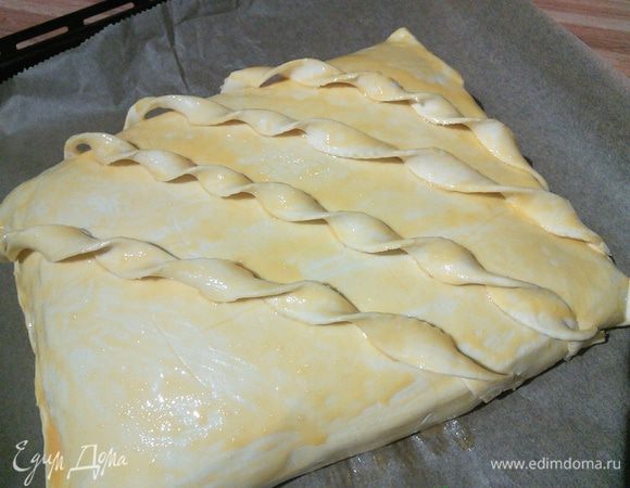 Украсьте ваше изделие. Еще раз смажьте желтком. 