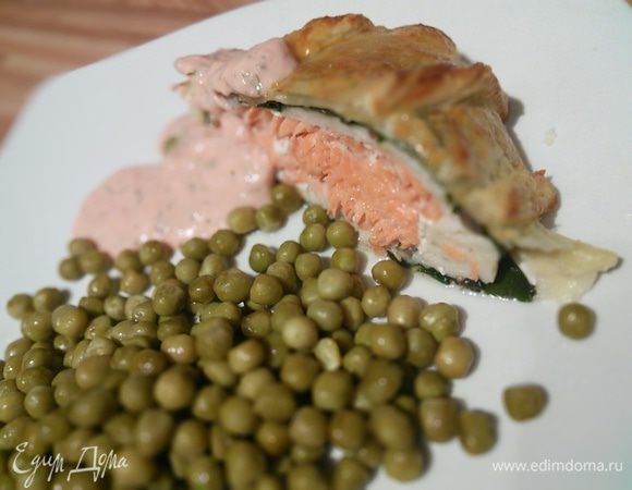 Дайте готовому рулету отдохнуть мин. 10 и подавайте!  Как дополнение к блюду я подавала сабайон с хреном и укропом. 