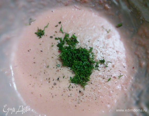 О соусе коротко: на водяной бане взбиваем желтки со сливками, молоком, хреном до загустения (хрен добавляем по своему вкусу). На это потребуется мин. 5-8. Вмешиваем  мелко нарубленный укроп, соль и перец. 