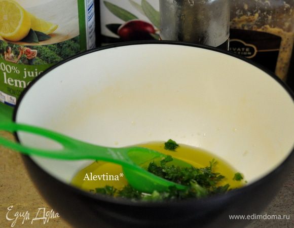 Смешаем все для заправки в небольшой емкости.