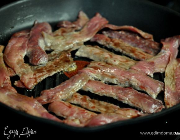 Говядину приготовить на оливковом масле на разогретой сковороде, желательно очень тонко нарезанную.