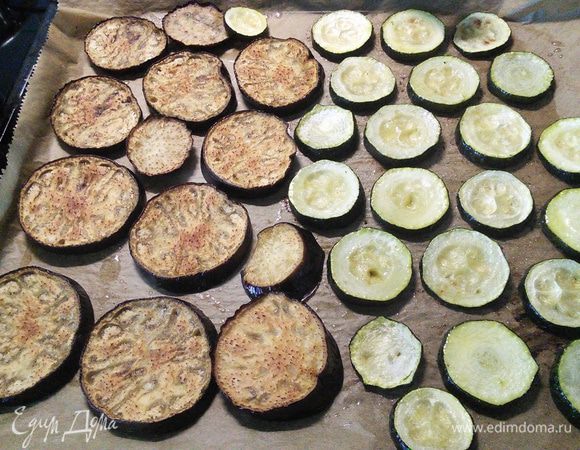 Баклажан и цукини порежьте кружочками, выложите на противень, сбрызните оливковым маслом и запеките в духовке. Можете обжарить на сковороде. 