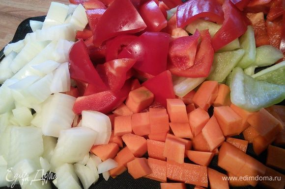 Тем временем займемся овощами: перцы порезать крупными кусками, лук и морковь крупным кубиком.