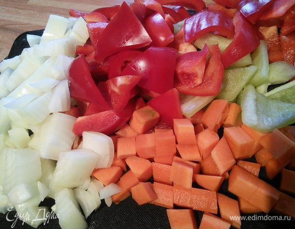 Тем временем займемся овощами: перцы порезать крупными кусками, лук и морковь крупным кубиком. 