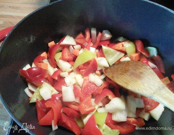 Разогрейте масло в кастрюле с толстым дном. Обжарьте овощи на масле в течении 3-5 мин. 