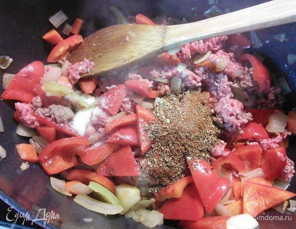 Добавьте специи в яхнию и посолите. Влейте вино, добавьте помидоры, я добавила еще немного соуса "пассата", т. к. помидоры зимой... ну сами понимаете :-). Теперь весь чеснок и щепотку сахара. Накройте кастрюлю крышкой и тушите на слабом огне 10 мин. 