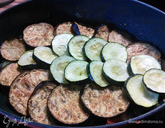 Выложите баклажаны и цукини и тушите еще 20 мин. Если хотите, чтобы жидкости было меньше с открытой крышкой или наоборот. 