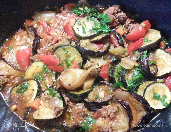 Нарубите зелень, посыпьте ей яхнию, осторожно перемешайте и через 5 мин.  снимите кастрюлю с плиты. Автор предупреждал, что оторваться невозможно и съесть можно много :-) Я подтверждаю. Приятного аппетита и Вам! С Рождеством! 