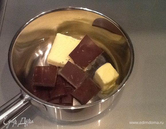 Растапливаем шоколад с маслом.