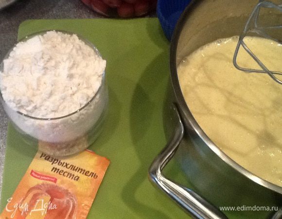 В ингредиентах я не нашла рисовую муку, поэтому поясняю, я использовала 0,5 стакана пшеничной муки для бисквитов и 0,5 стакана рисовой муки. Добавляем муку с разрыхлителем и солью.