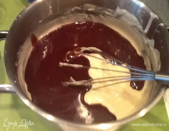 Добавляем растопленный шоколад, перемешиваем.