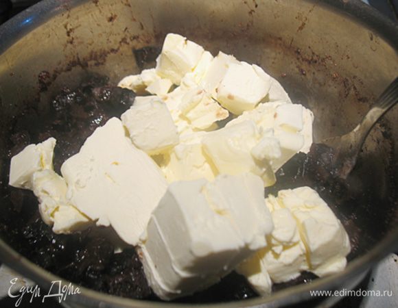 Снять с огня и сразу добавить нарезанное мелкими кусочками масло. Быстро перемешать до растворения масла.