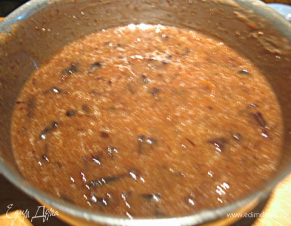 Добавить сахар и желток и перемешать до однородности.