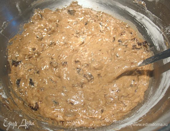 В муку добавить чернослив и замесить тесто. Белок взбить до устойчивых пиков и аккуратно ввести в тесто. 