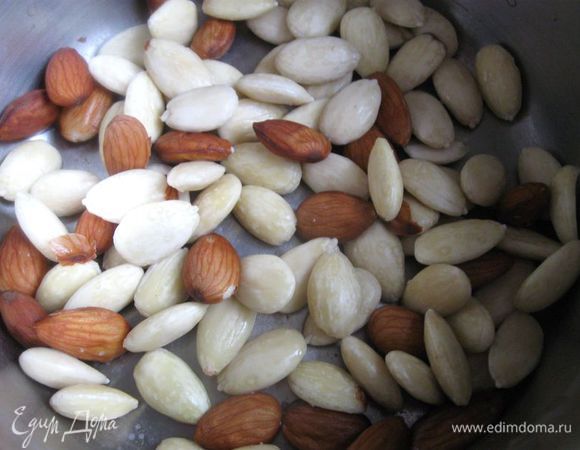 Миндаль опустить в кипяток минуты на 3-4, очистить от шелухи. Высушить, измельчить в блендере. Я измельчала сразу 130 г, такой объем более удобен. 
