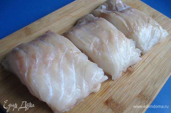 Филе трески (охлажденная рыба) разрезать на три куска. Белки отделить от желтков (белки не пригодятся в этом блюде).