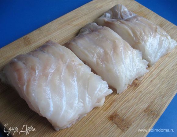 Филе трески (охлажденная рыба) разрезать на три куска. Белки отделить от желтков (белки не пригодятся в этом блюде).