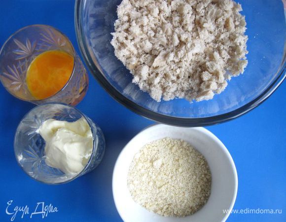 Приготовить миндальное тесто. Хлебные крошки (у меня бездрожжевой серый вчерашний хлеб) смешать с миндалем (немного измельченного миндаля и оставить для посыпки уже готовой рыбы), добавить желтки, масло, которое постояло некоторое время при комнатной температуре, все перемешать. 